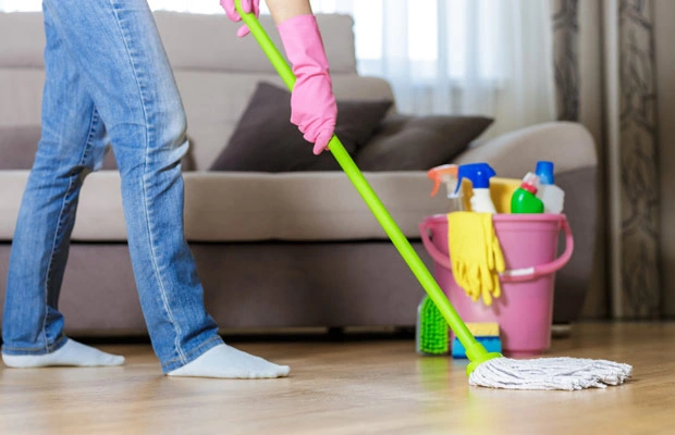 Áp dụng ngay 4 mẹo sau để sàn nhà luôn sạch khuẩn mà vẫn an toàn trong mùa dịch