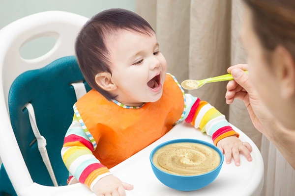 Giặt giũ yếm ăn dặm của bé để luôn thơm tho, mềm mại