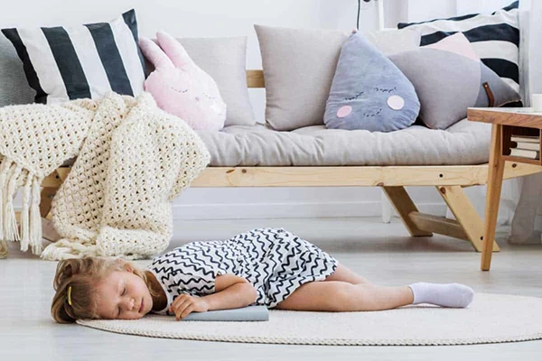 Thói quen ngủ dưới sàn nhà “mát lạnh” hay “nhiễm lạnh”? 
