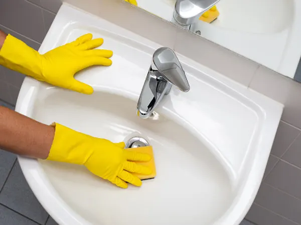 Xử lý bồn rửa mặt bẩn trong phòng tắm với 4 bước siêu nhanh gọn